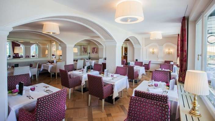 Ein Restaurant mit vielen Tischen und Stühlen