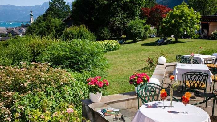 Ein Tisch mit einem weißen Tischtuch und zwei Gläsern an einem sonnigen Tag