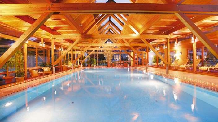 Ein großer Schwimmbad in einem Holzgebäude