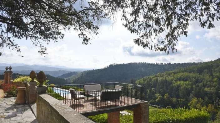 Ein Balkon mit Möbeln und einem Blick auf die Berge