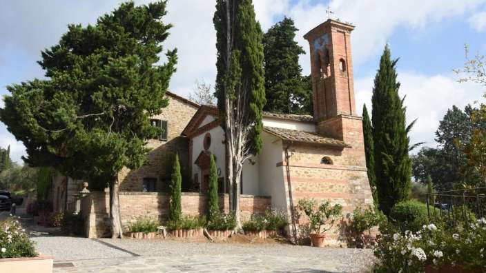 Eine kleine Kirche mit einem Glockenturm davor