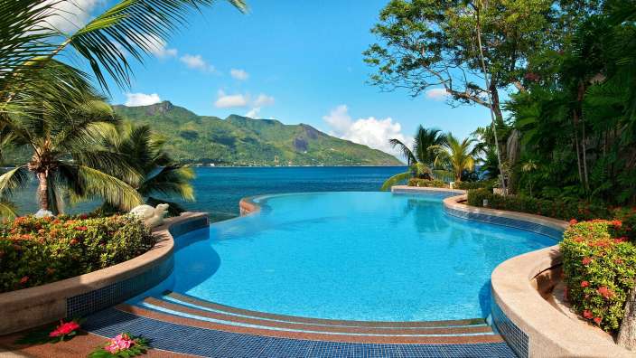 Ein Infinity-Pool mit Blick auf das Meer und die Berge