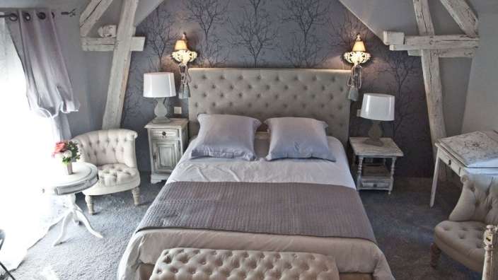 Ein Schlafzimmer mit einem Bett und zwei Nachttischen