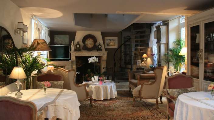 Ein Wohnzimmer mit vielen Möbeln und einem Kamin