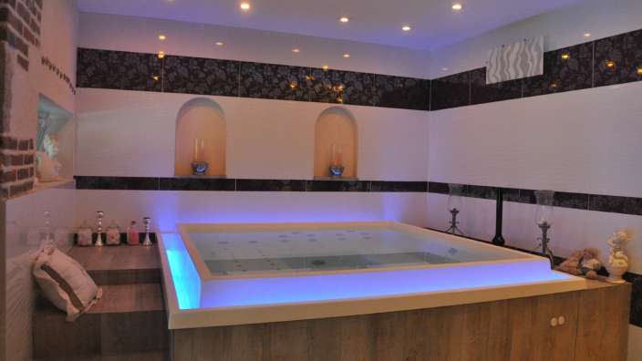 Ein Badezimmer mit einer großen Jacuzzi-Badewanne