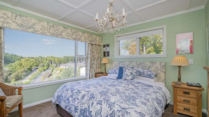 Ein Schlafzimmer mit einem Bett und einem Kronleuchter