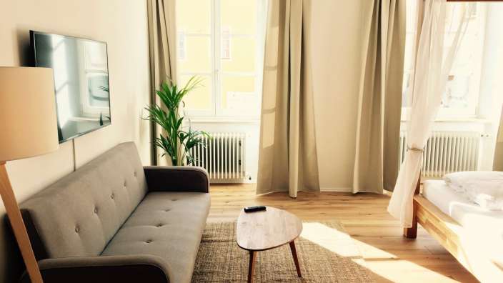 Ein Wohnzimmer mit einer Couch und einem Tisch