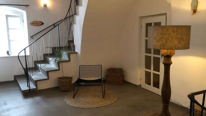 Eine Treppe in einem Haus mit einem Schild an der Wand