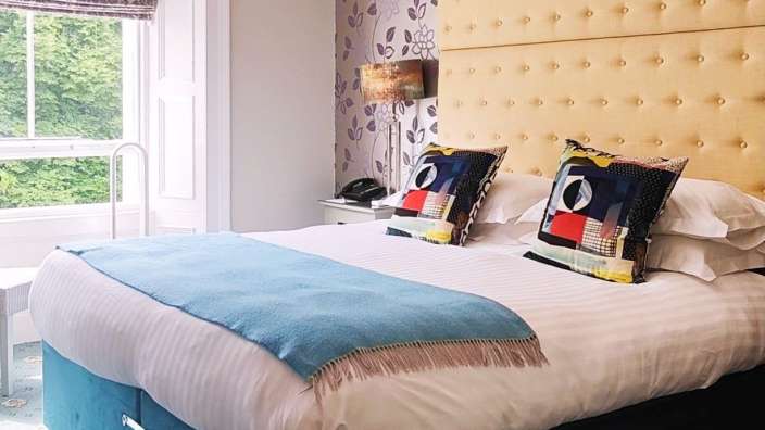 Ein Schlafzimmer mit einem Bett und zwei Kissen