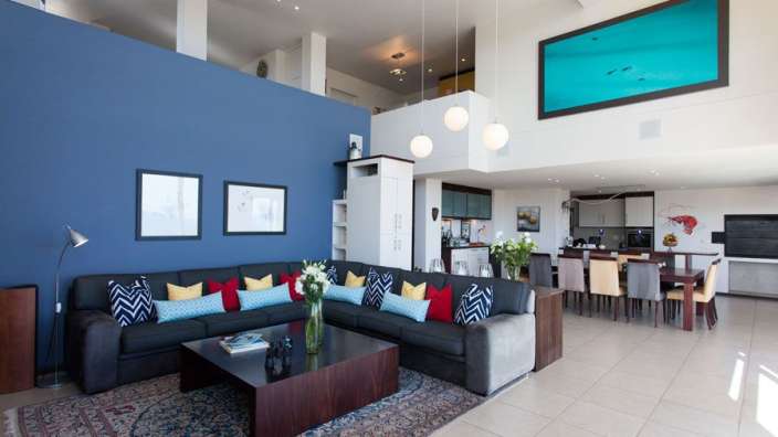 Ein Wohnzimmer mit blauen Wänden und einem Couchtisch