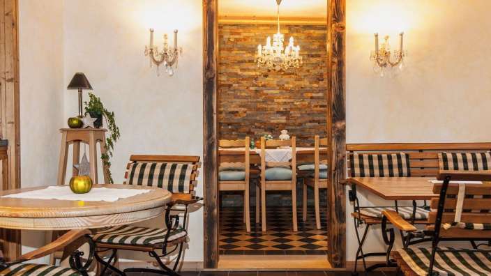 Ein Esszimmer mit einem Tisch und Stühlen und einem Kronleuchter