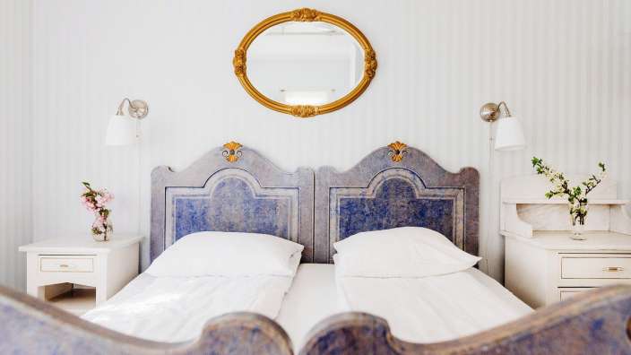 Ein Schlafzimmer mit zwei Betten und einem Spiegel