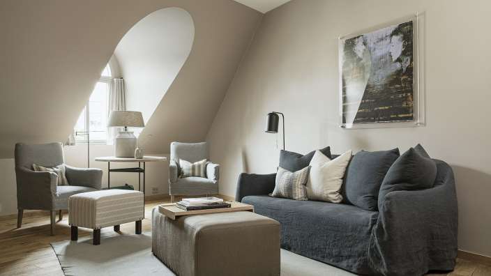Ein Wohnzimmer mit einer Couch und zwei Stühlen