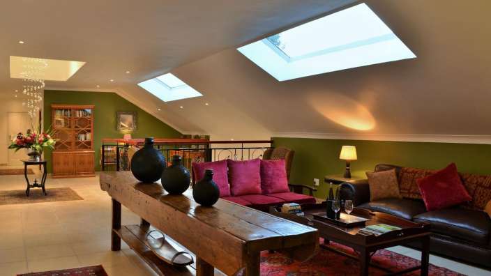 Ein Wohnzimmer mit einer Couch und einem Tisch