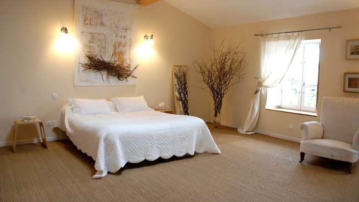 Ein Schlafzimmer mit einem Bett und einem Stuhl