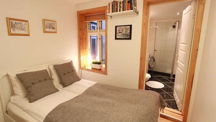 Ein Schlafzimmer mit einem Bett und einem Regal mit Büchern