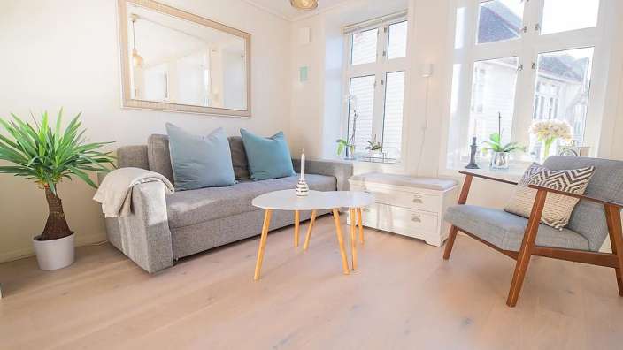 Ein Wohnzimmer mit einem Couchtisch und einem Stuhl