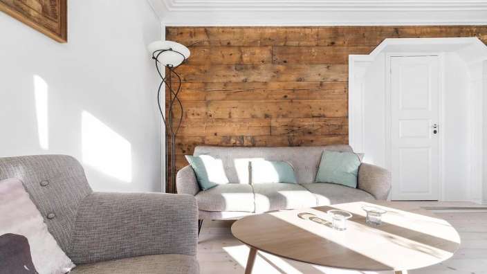 Ein Wohnzimmer mit einer Couch und einem Tisch
