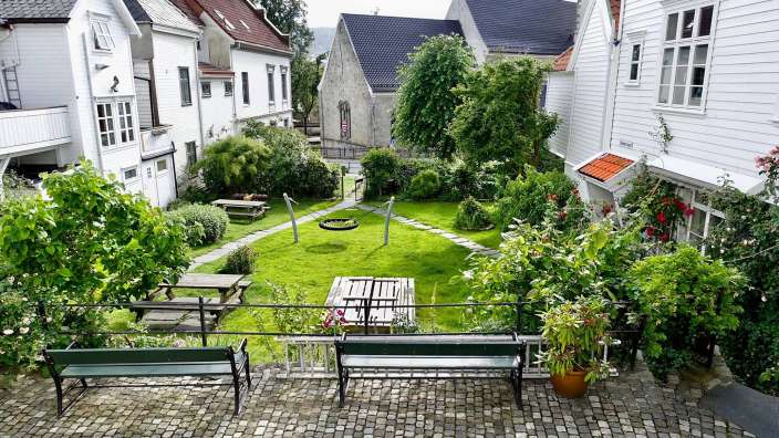 Ein kleiner Garten mit Bänken und einem Tisch