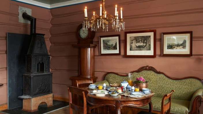 Ein Esszimmer mit einem Tisch und Stühlen und einem Kronleuchter