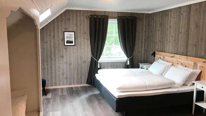 Ein Schlafzimmer mit einem Bett und zwei Nachttischen