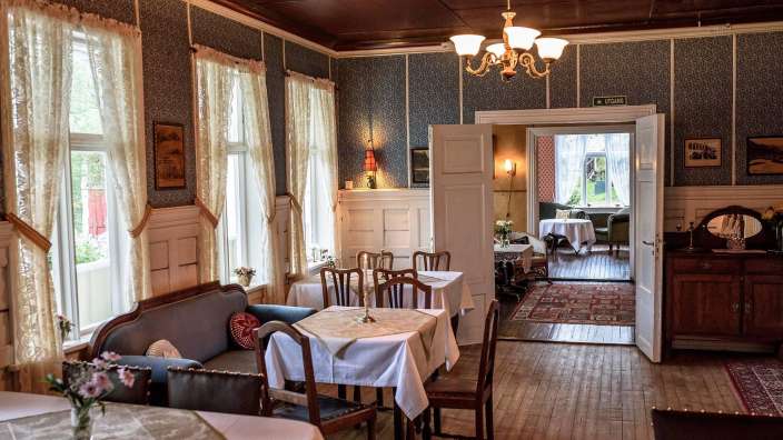 Ein Wohnzimmer mit Tisch und Stühlen und einem Schild mit der Aufschrift " exit "