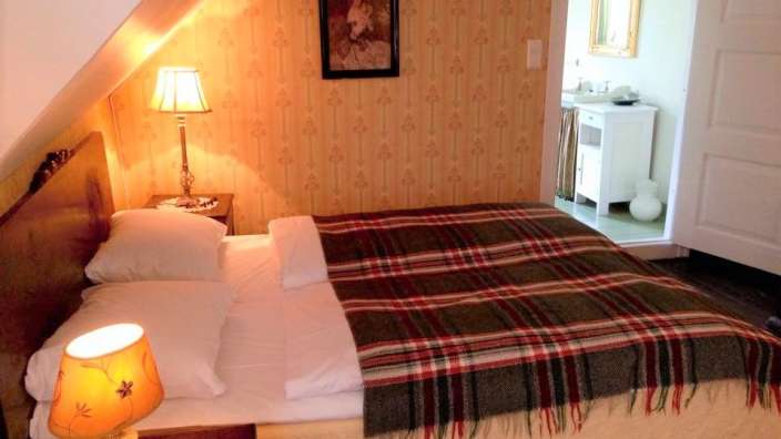 Ein Schlafzimmer mit einem Bett und einer Lampe