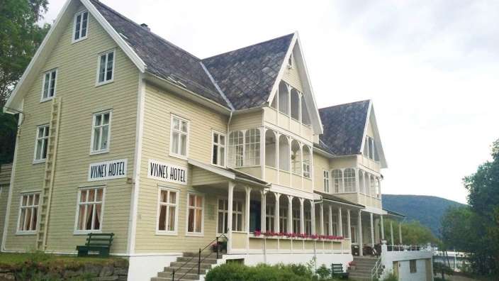 Ein großes Gebäude mit der Aufschrift viking hotel darauf