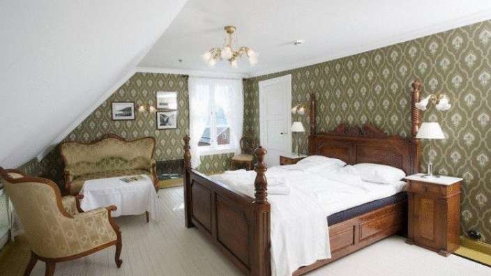Ein Schlafzimmer mit einem Bett und einem Stuhl