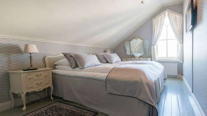 Ein Schlafzimmer mit einem Bett und einem Nachttisch