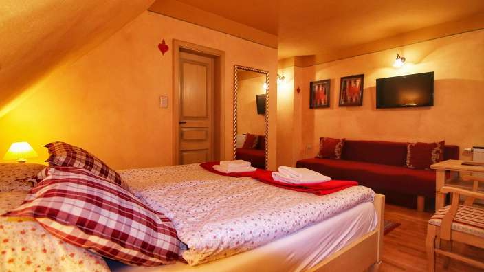 Ein Schlafzimmer mit einem Bett und einem Fernseher