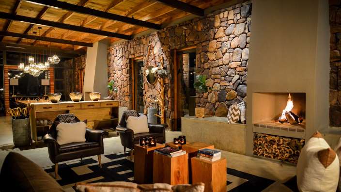 Ein Wohnzimmer mit Steinwänden und einem Kamin