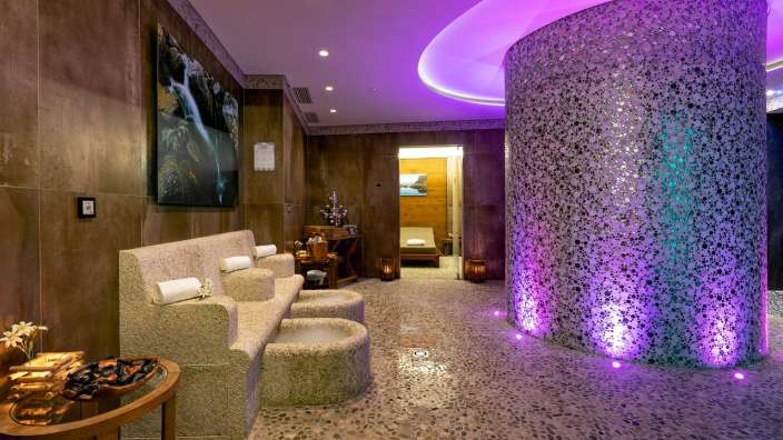 Ein Raum mit lila Lichtern und einem Bild an der Wand