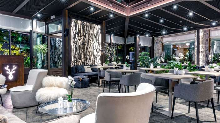 Ein Restaurant mit vielen Stühlen und Tischen