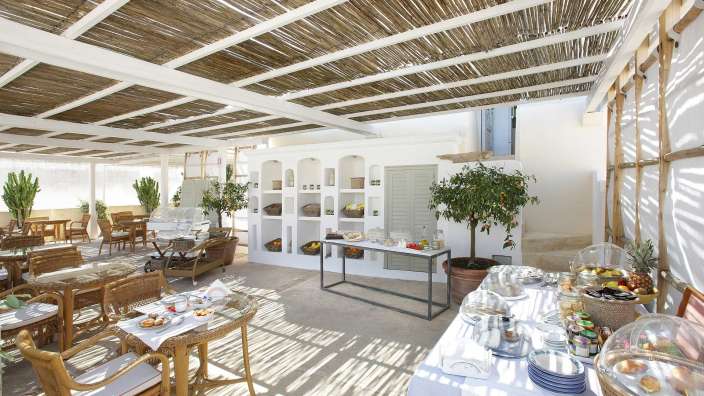 Ein Tisch mit einer Auswahl an Speisen und Getränken darauf