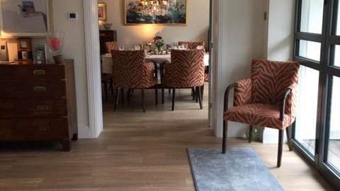 Ein Esszimmer mit einem Tisch und Stühlen