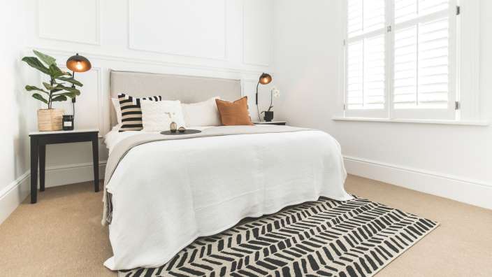 Ein Schlafzimmer mit einem Bett und zwei Nachttischen