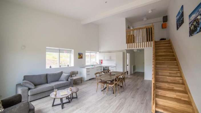 Ein Wohnzimmer mit einem Couchtisch und Stühlen