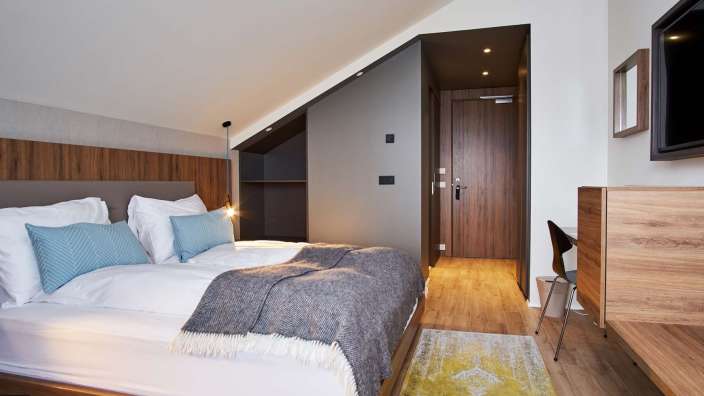 Ein Hotelzimmer mit einem Bett und einem Schreibtisch