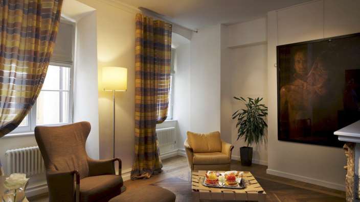 Ein Wohnzimmer mit zwei Stühlen und einem Tisch