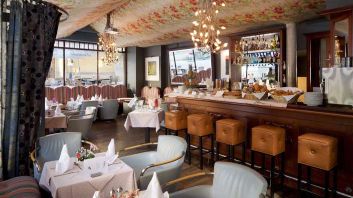 Ein Restaurant mit Tisch und Stühlen und einer Bar