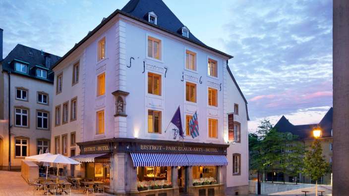 Ein weißes Gebäude mit der Aufschrift " bistrot " darauf