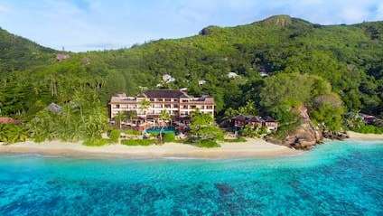 Eine Luftaufnahme eines großen Gebäudes an einem tropischen Strand .