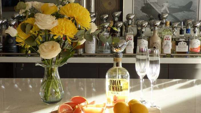 Eine Flasche indian summer gin steht auf einem Schneidebrett