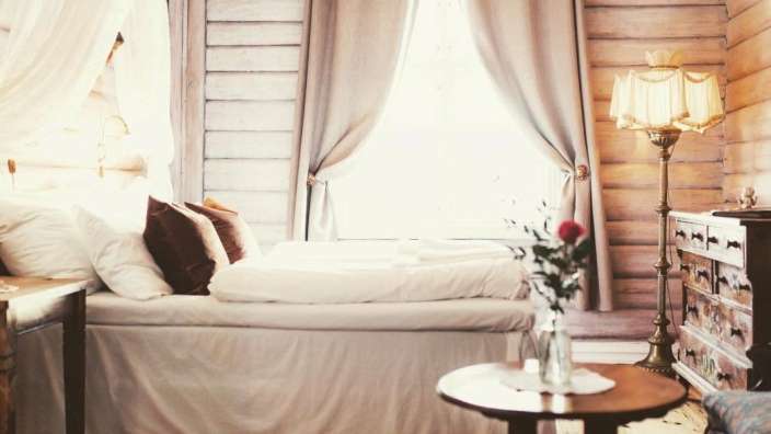 Ein Schlafzimmer mit einem Bett und einer Lampe