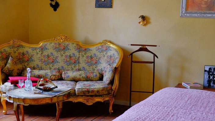 Ein Wohnzimmer mit einer Couch und einem Tisch