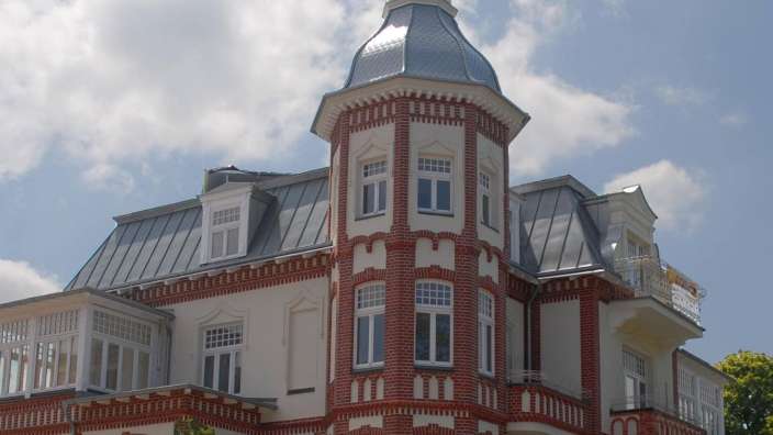 Ein rot-weißes Gebäude mit einem Turm darauf