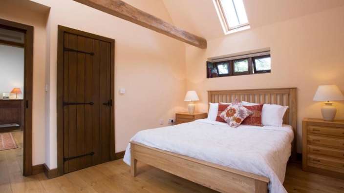 Ein Schlafzimmer mit einem Bett und zwei Lampen