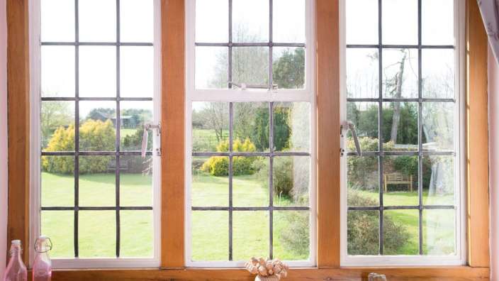 Ein Fenster mit einem Blick auf einen Garten