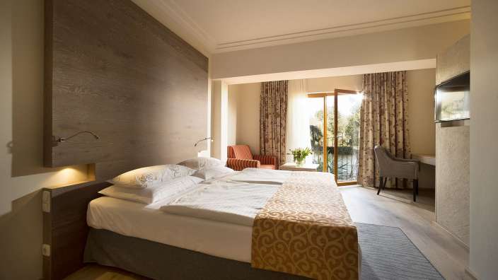 Ein Hotelzimmer mit einem Bett und einem Stuhl